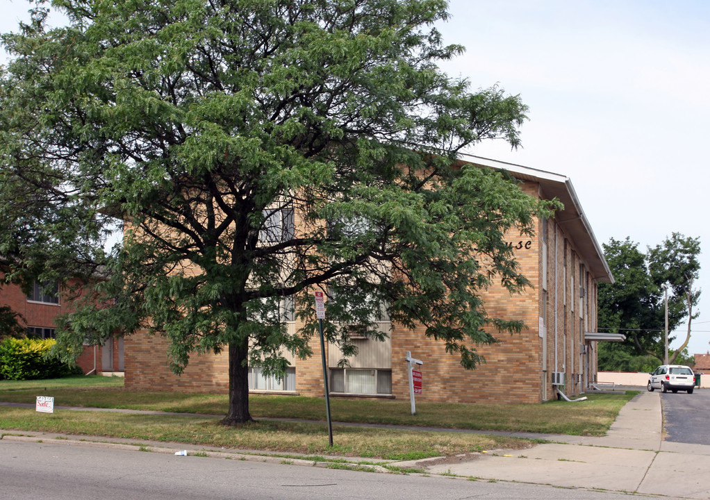 822 Biddle Ave in Wyandotte, MI - Foto de edificio