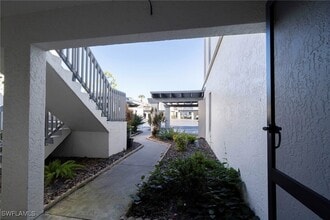 17456 Woodland Trace Dr, Unit B in Ft. Myers, FL - Foto de edificio - Building Photo