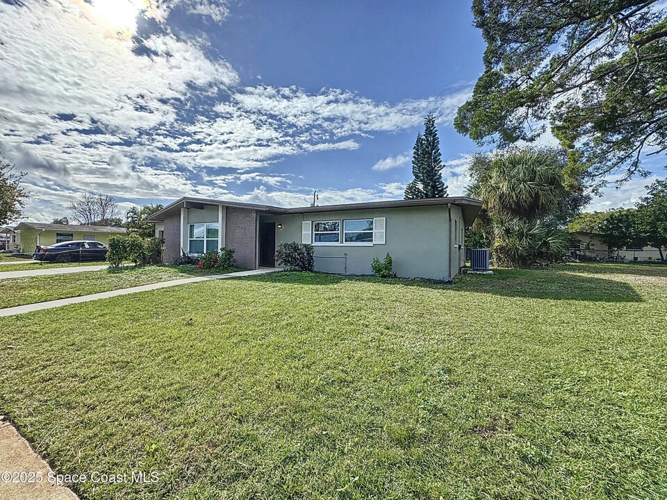 1035 Butia St in Merritt Island, FL - Building Photo