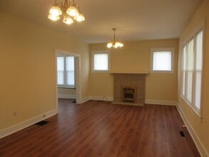 702 28th St in Vienna, WV - Foto de edificio - Building Photo