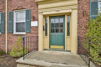176 Millburn Ave in Millburn, NJ - Foto de edificio - Building Photo