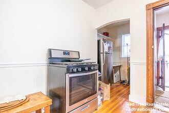 68 Bakersfield St, Unit 1 in Boston, MA - Foto de edificio - Building Photo
