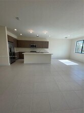 8265 NW 41st St in Doral, FL - Building Photo - Building Photo