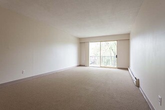 Holly Tree Apartments in New Westminster, BC - Building Photo - Building Photo