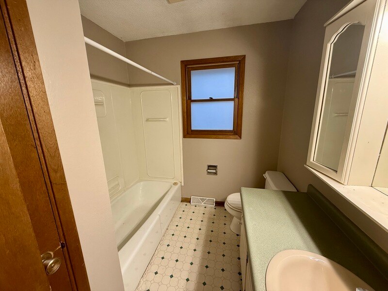 2285 Highview Dr in Marion, IA - Foto de edificio