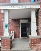 11 Mechanic St, Unit Next Level in Gardiner, ME - Foto de edificio - Building Photo