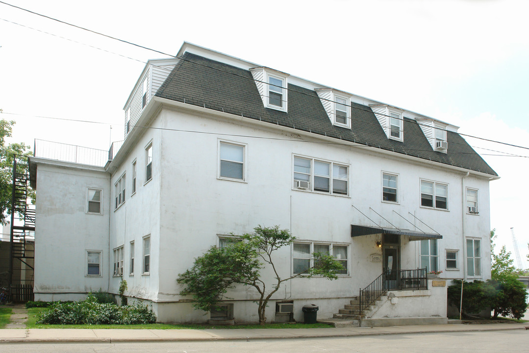 Colonial Apartments in De Pere, WI - Building Photo