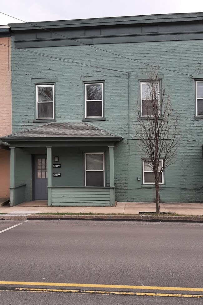 306 Blair St, Unit 2 in Hollidaysburg, PA - Foto de edificio - Building Photo