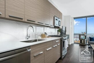 727 W Madison St-Unit -STUDIO in Chicago, IL - Building Photo - Building Photo