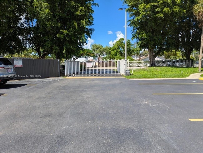 13700 SW 62nd St in Miami, FL - Foto de edificio - Building Photo