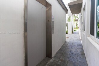 6401 NW 103rd Pl in Doral, FL - Building Photo - Building Photo