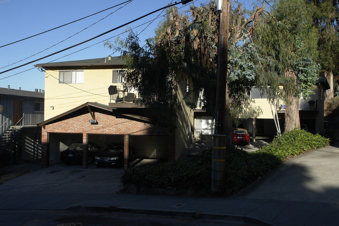 8019 Greenridge Dr in Oakland, CA - Building Photo