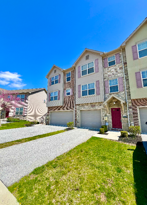 123 High Pointe Dr in Spring Grove, PA - Building Photo