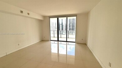 1300 Brickell Bay Dr, Unit 2300 in Miami, FL - Foto de edificio - Building Photo