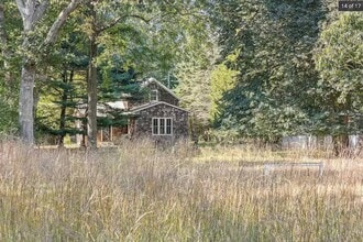 3 Parsons Close in East Hampton, NY - Building Photo - Building Photo