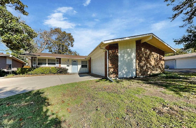 property at 920 S Waterview Dr