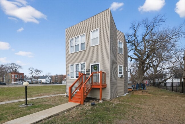 1144 W 68th St, Unit 2