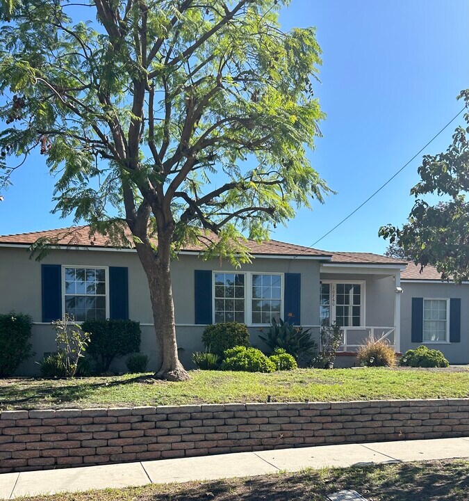 10760 Russett Ave in Los Angeles, CA - Building Photo