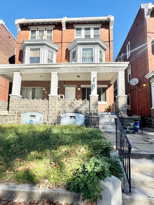 5027 Walnut St in Philadelphia, PA - Building Photo
