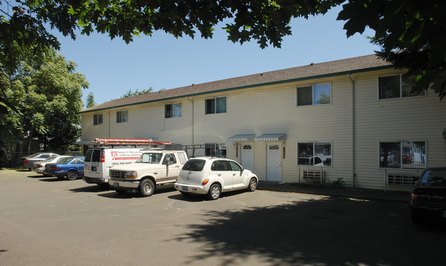 Pinewood Apartments in Portland, OR - Building Photo - Building Photo