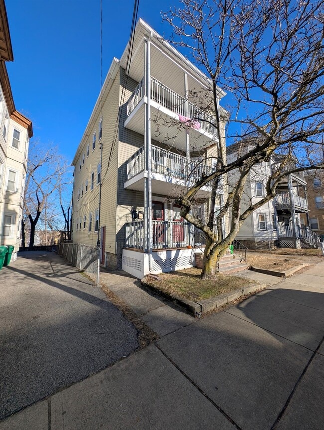 300 Boston Ave, Unit 2 in Medford, MA - Building Photo - Building Photo