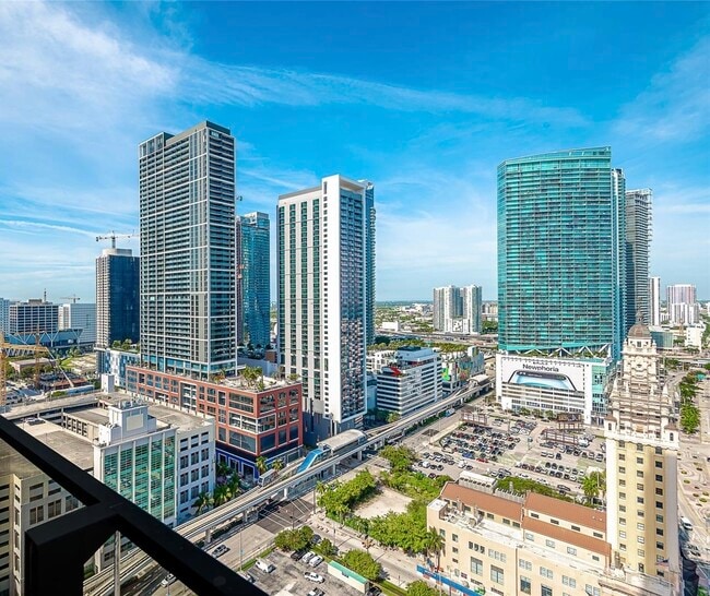 398 NE 5th St, Unit 2001 in Miami, FL - Foto de edificio - Building Photo