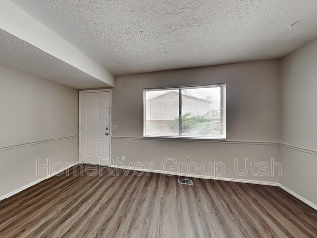 4247 S Hwy 89 in North Salt Lake, UT - Foto de edificio - Building Photo