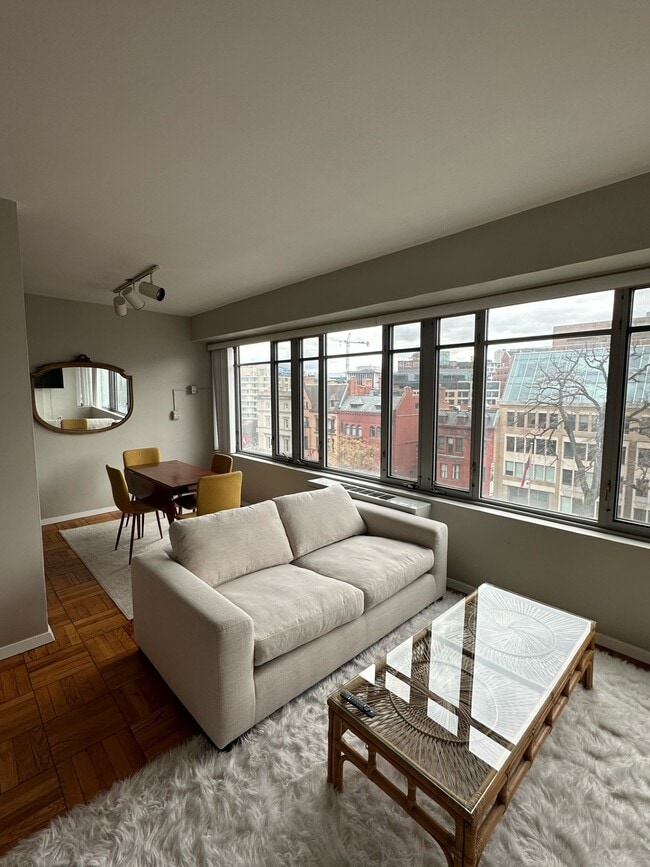 1711 Massachusetts Ave NW, Unit 607 in Washington, DC - Foto de edificio - Building Photo