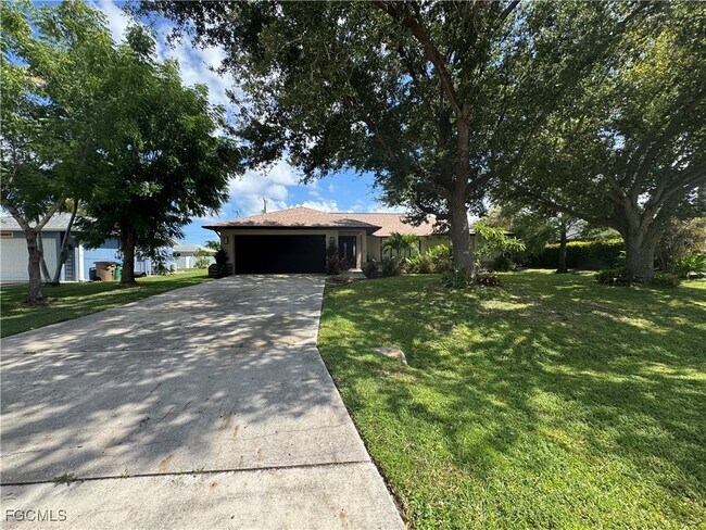 2211 SW 14th Pl in Cape Coral, FL - Building Photo - Building Photo