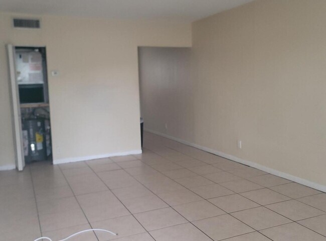 7311 NW 37th St, Unit # 1 in Hollywood, FL - Building Photo - Building Photo