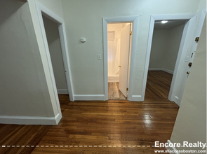 19 Lancaster Ter, Unit 107 in Brookline, MA - Foto de edificio - Building Photo