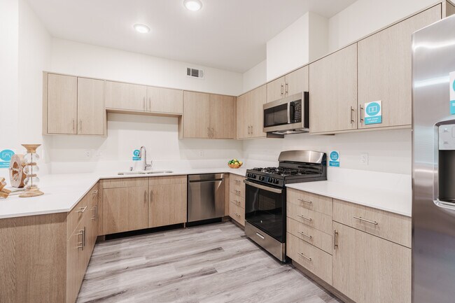 Grapevine Villa in Delano, CA - Foto de edificio - Interior Photo