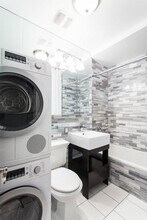 566 Hudson St in New York, NY - Building Photo - Building Photo