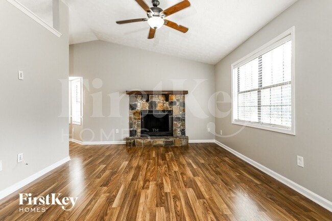 4149 Warren Rd in Flowery Branch, GA - Foto de edificio - Building Photo