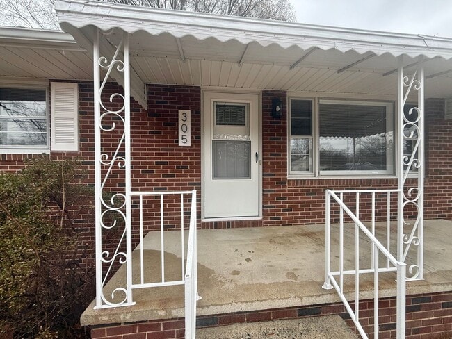 305 N Sellars Mill Rd in Burlington, NC - Building Photo - Building Photo