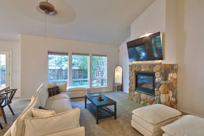 2372 NW Meadows Dr