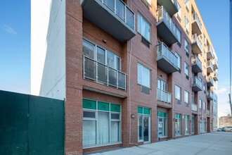 136-21 Latimer Pl in Flushing, NY - Foto de edificio - Building Photo