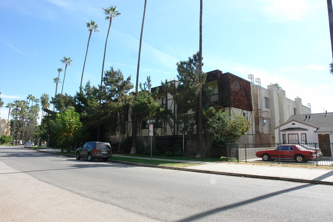 Barclay Square Apartment in Sherman Oaks, CA - Building Photo - Building Photo