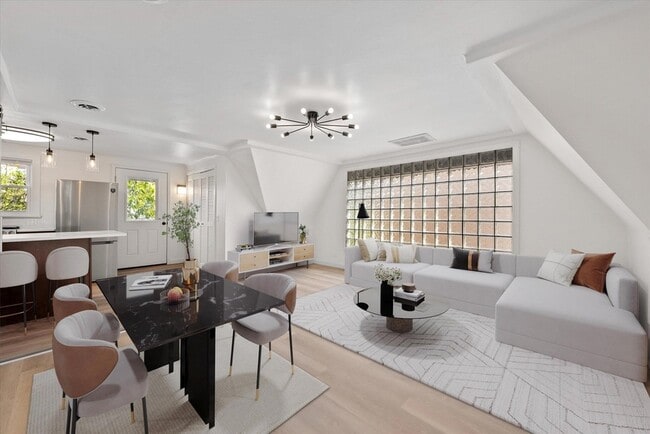property at 2026 E Kenilworth Pl