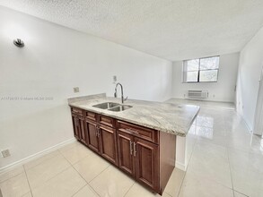 2401 Riverside Dr in Coral Springs, FL - Building Photo - Building Photo