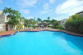 4722 SW 67th Ave in Miami, FL - Building Photo - Building Photo