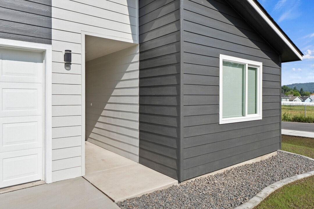 1717 S Selkirk St in Spokane Valley, WA - Building Photo