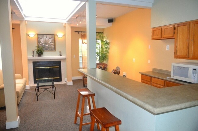 16817 Larch Way, Unit C106 in Lynnwood, WA - Foto de edificio - Building Photo