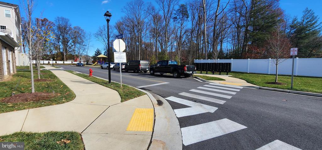 10570 Sally Ride Ln in Lanham, MD - Foto de edificio