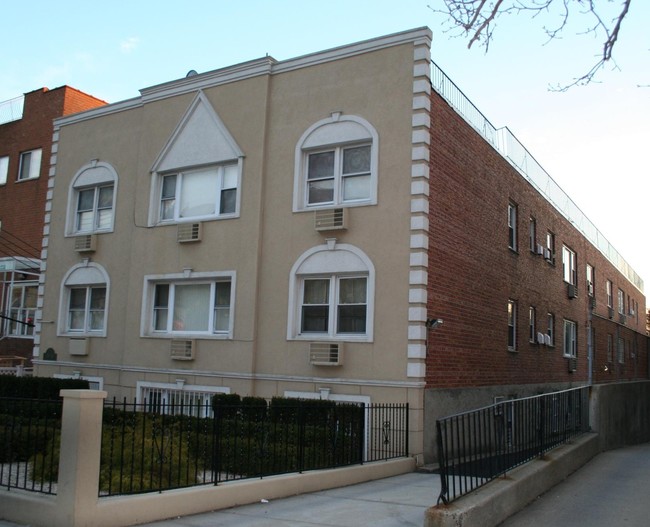 119-50 Metropolitan Ave in Kew Gardens, NY - Building Photo - Building Photo