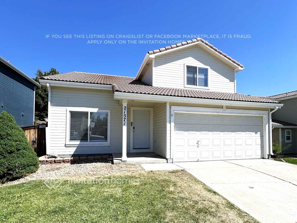 21571 E 40th Ave in Denver, CO - Building Photo