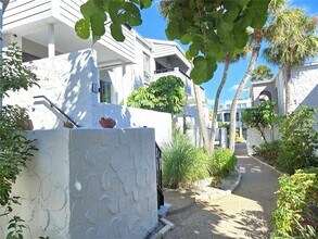 1555 Tarpon Center Dr in Venice, FL - Foto de edificio - Building Photo