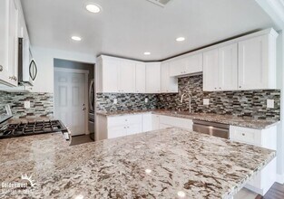 7613 Caminito De Oi Vay in San Diego, CA - Building Photo - Building Photo