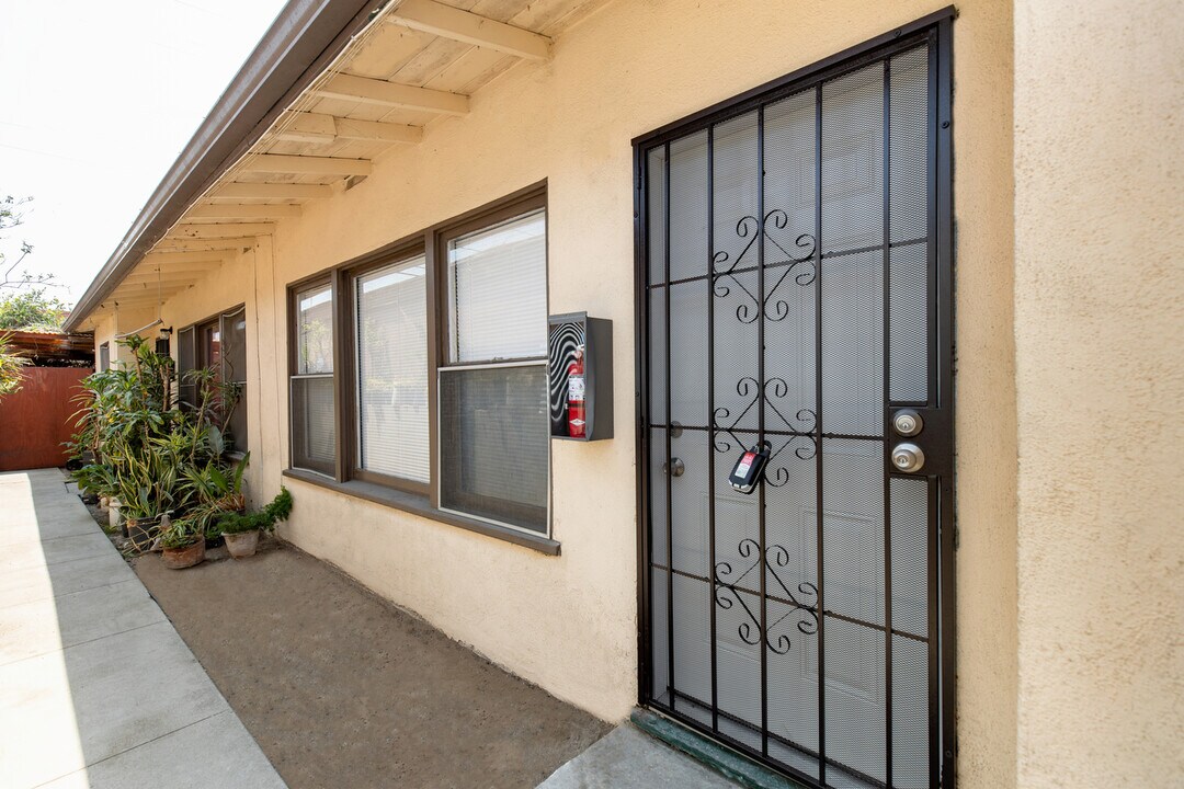 14010 Chadron Ave in Hawthorne, CA - Foto de edificio