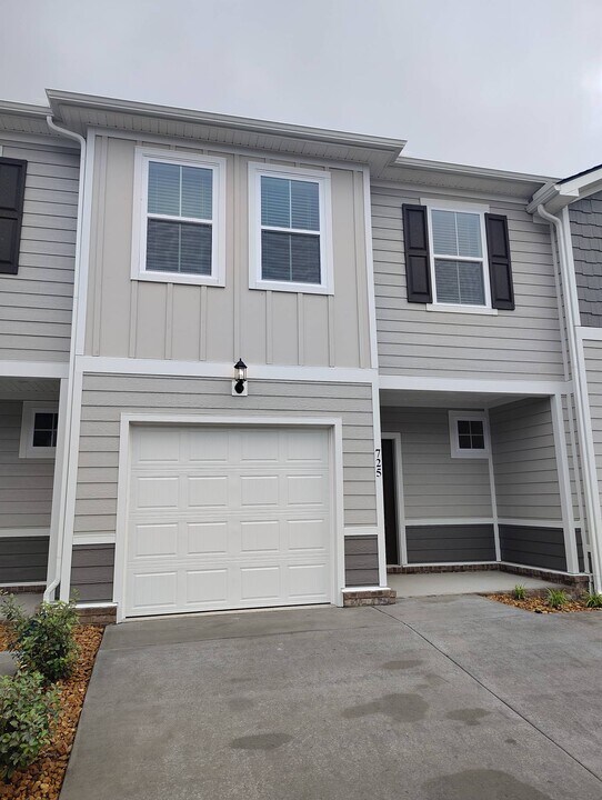 725 Big Bnd Ct in White House, TN - Building Photo